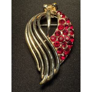 Beautiful Vintage Coro Red Rhinestone Brooch